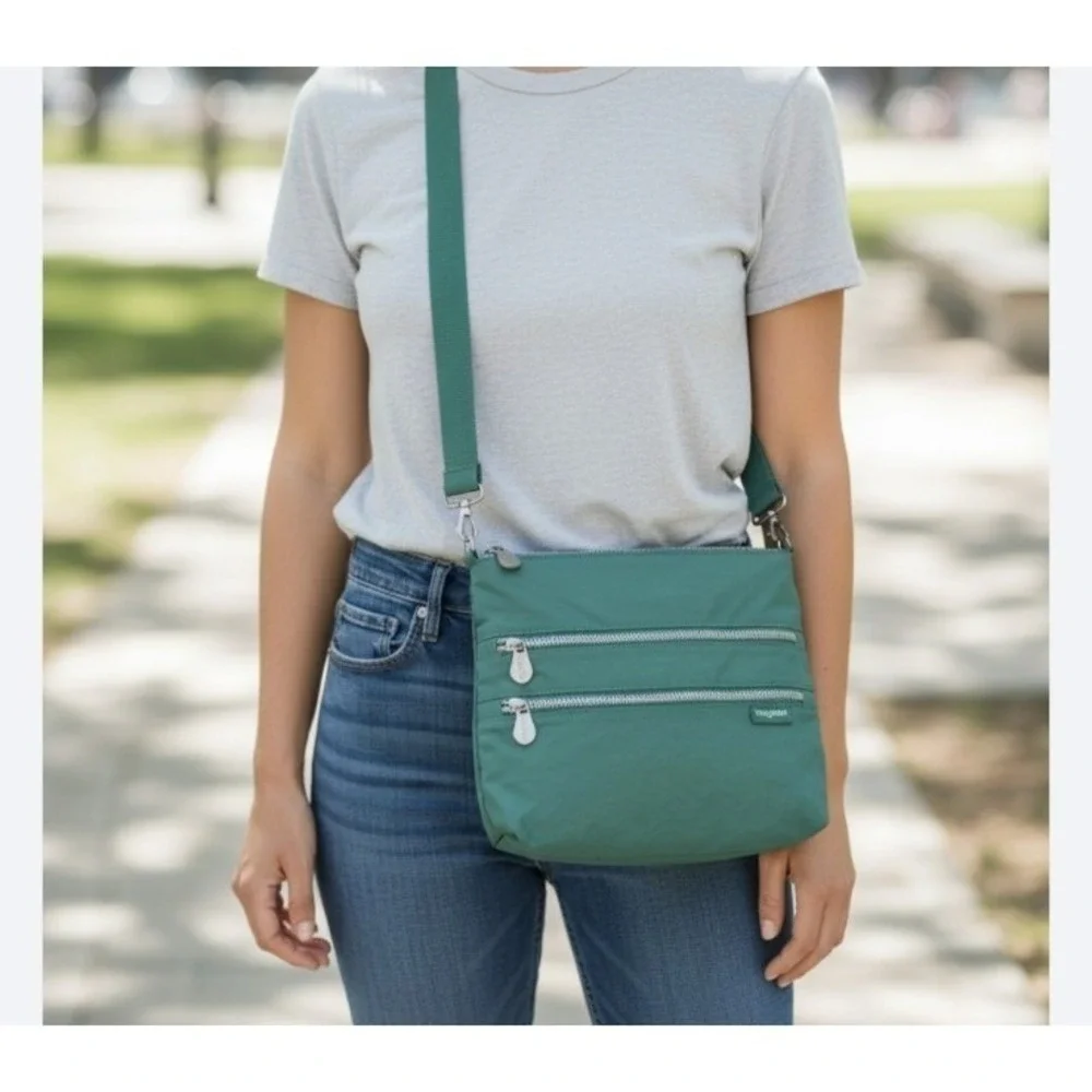 Baggallini Out and About Crossbody Bag Green 10x11 Travel Purse Organizer Pocket
